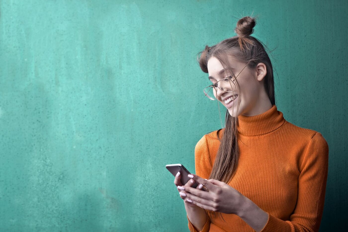Studentka se dívá na telefon