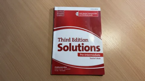 Solutions Pre-Intermediate Third Edition (Teacher's Book) - Učebnice s odpověďmi, vhodné i pro studenty!