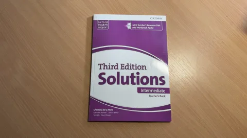 Solutions Intermediate Third Edition (Teacher's Book) vč. CD - Učebnice s odpověďmi, vhodné i pro studenty!