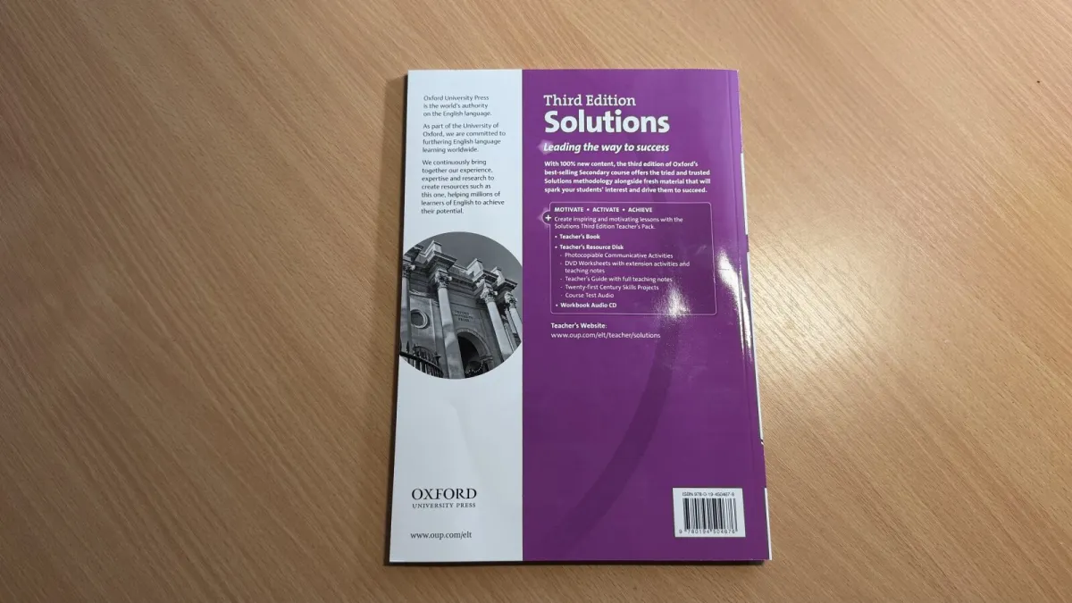 Solutions Intermediate Third Edition (Teacher's Book) vč. CD - Učebnice s odpověďmi, vhodné i pro studenty!, fotografie 2